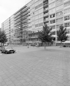 884989 Gezicht op de renovatie van de achtergevel van een flatgebouw aan de Haifadreef te Utrecht.